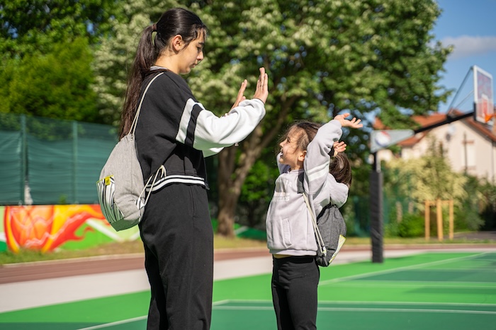 équipe de choc avec les sacs à dos équipement